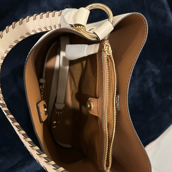 Coach Cream Leather Shoulder Bag with Gold Accents - Picture 4 of 4